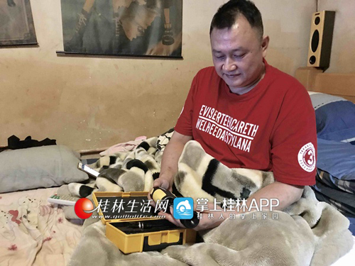 高位截瘫的赵民，坐在床上制作出了数十架航模。 记者李慧敏 实习生梁显锋 谭凯文　摄