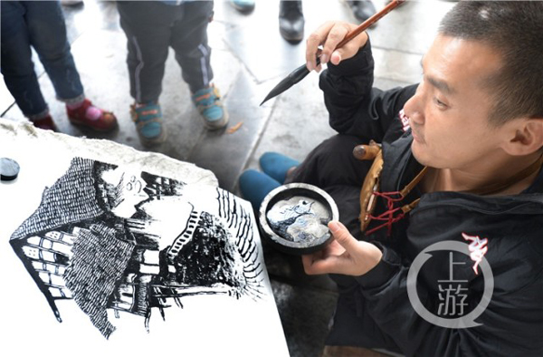 唐昌映在街边作画。