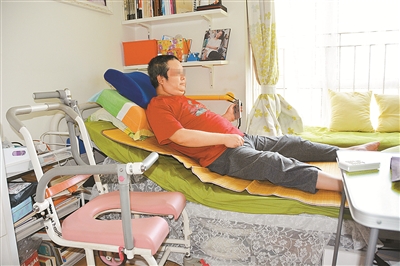 残疾人李某通过电动护理床的使用，实现起身坐立。