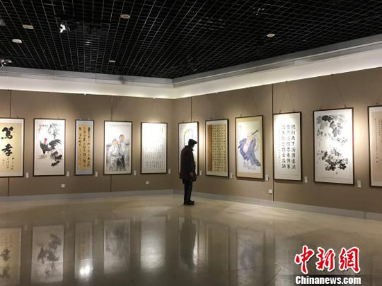 图为“集善仁美·共享芬芳”中国·重庆首届全国残疾人书画名家精品展现场。　钟旖　摄