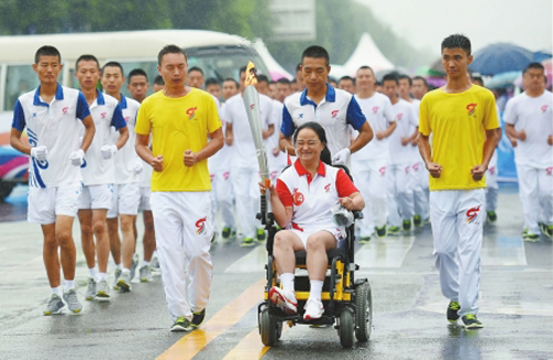 2015年9月8日，成都市双流，第九届残疾人运动会火炬传递，图为火炬手陈媛进行火炬传递。 受访者供图