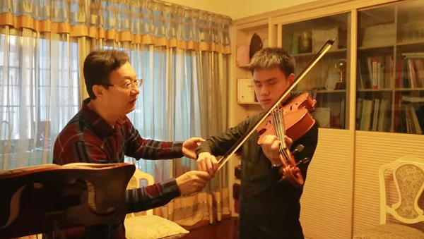 侯东蕾老师（左）辅导王子安练习中提琴