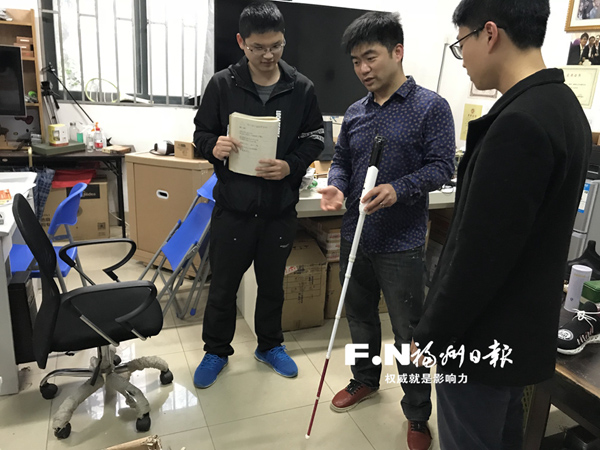 陈俊和学生们在探讨如何完善智能导盲杖。